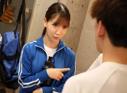 một cô gái xinh đang sinh hoạt câu lạc bộ bóng đá quan hệ tập thể với cô gái xinh trên sân cỏ