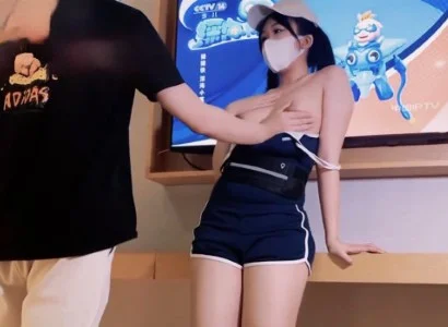 Em nhân viên bán TV xinh đẹp gặp người khách may mắn