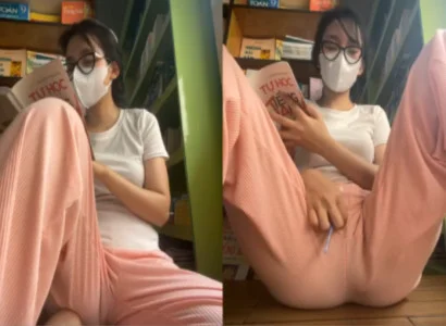 Cô gái vừa đọc sách vừa chơi sextoy trong lồn