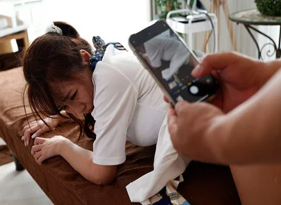Nhân viên triệt lông không kiềm chế được nên đè ra hiếp