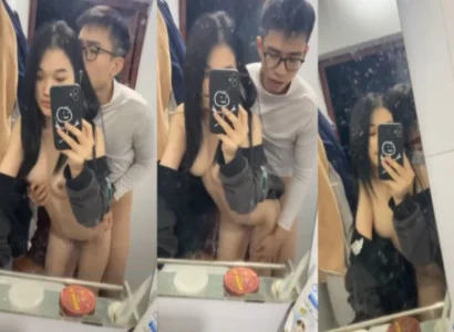 Cặp bạn sinh viên địt nhau trước gương