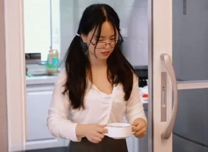 Người đàn ông trung niên cùng cô gái trẻ chịch