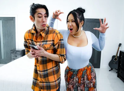 Con trai đưa mẹ kế xăm trổ hàng múp tới đỉnh cao