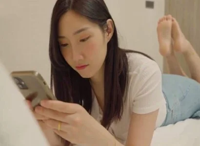 Người đàn bà lén lút cùng anh nhân viên giao hàng