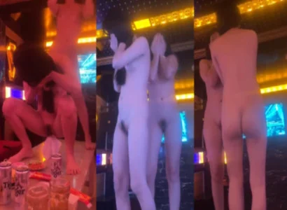 Chị gái khiêu vũ thoát y đầy dâm dục trong phòng karaoke