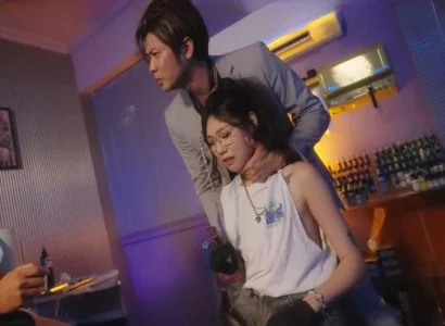 Cô chủ bị nện tập thể