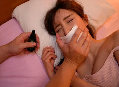 Anh ta sử dụng thuốc mê để cô em họ xinh đẹp lơ mơ rồi quan hệ